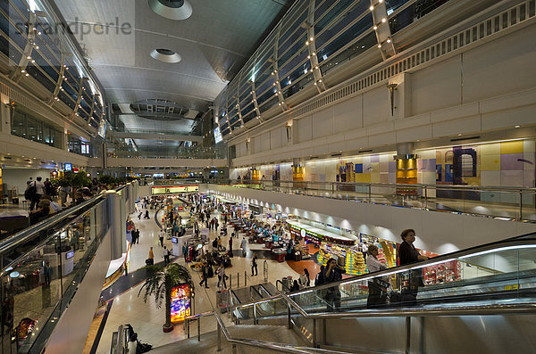 Rolltreppen und Geschäfte am Dubai International Airport  Dubai  Vereinigte Arabische Emirate  Naher Osten