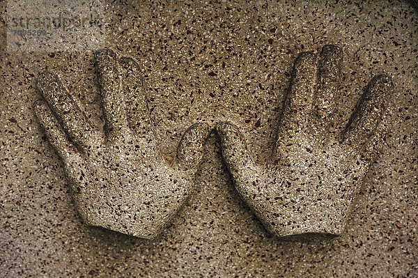'''Segnende Hände'' der Kohanim auf einem jüdischen Grabstein auf dem dritten jüdischen Friedhof von 1897  Krankenhausweg  Schnaittach  Mittelfranken  Bayern  Deutschland  Europa'