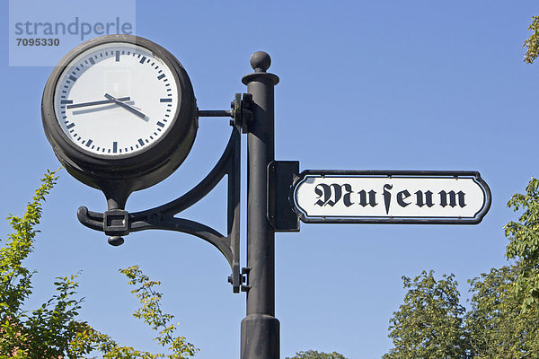 Uhr mit Wegweiser zum Museum  Plau am See  Mecklenburgische Seenplatte  Mecklenburg-Vorpommern  Deutschland  Europa