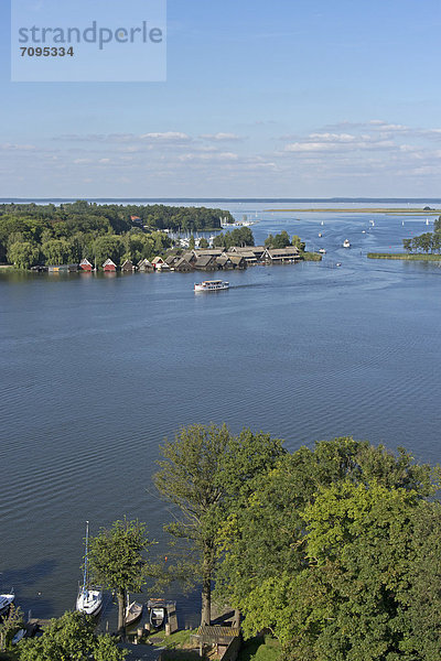 Aussicht vom Turm der Marienkirche auf die Müritz  Röbel  Mecklenburgische Seenplatte  Mecklenburg-Vorpommern  Deutschland  Europa