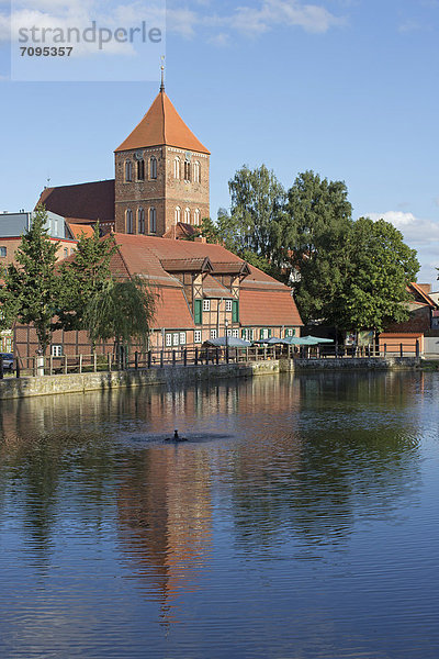 Stadtkirche St. Peter und Paul und Gasthaus Stadtmühle  Teterow  Mecklenburgische Schweiz  Mecklenburg-Vorpommern  Deutschland  Europa