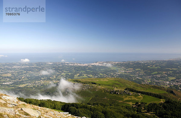 Landschaft am Berg La Rhune  Blick auf die Atlantikküste und Saint-Jean-de-Luz  baskisch: Donibane Lohizune  Baskenland  Pyrenäen  Region Aquitanien  DÈpartement PyrÈnÈes-Atlantiques  Frankreich  Europa
