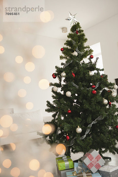 Weihnachtsbaum und Weihnachtsgeschenke