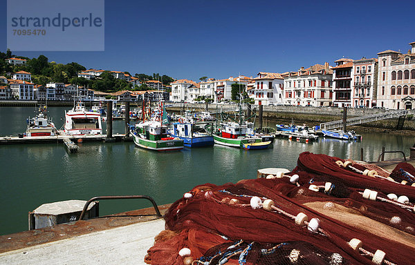 Fischerboote  Fischernetze und Fischereihafen von Saint-Jean-de-Luz  baskisch: Donibane Lohizune  Pyrenäen  Region Aquitanien  DÈpartement PyrÈnÈes-Atlantiques  Frankreich  Europa
