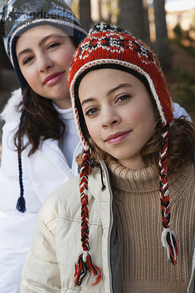 Preteen Mädchen und Freundin mit Strickmützen  Portrait