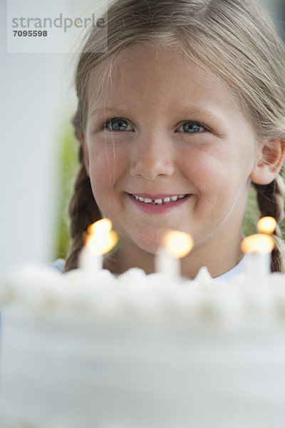 Kleines Mädchen mit Geburtstagskuchen