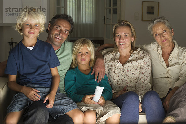 Mehrgenerationen-Familie beim gemeinsamen Fernsehen  Porträt
