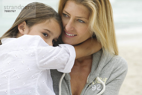 Mutter und Tochter umarmen sich im Freien