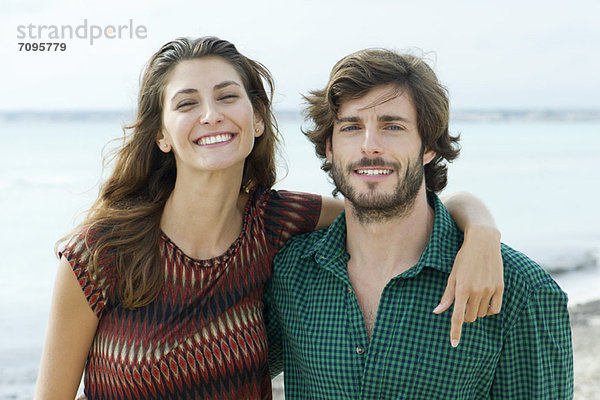 Junges Paar am Strand  Portrait