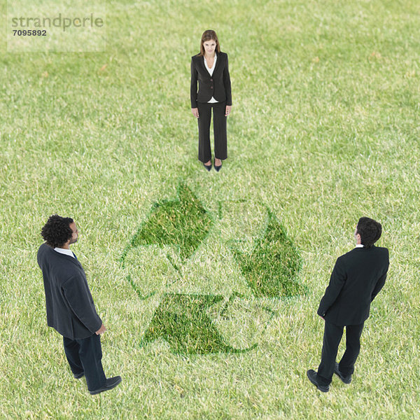 Führungskräfte der Wirtschaft arbeiten zusammen und setzen sich für Umweltfragen ein  indem sie sich für Recycling einsetzen.