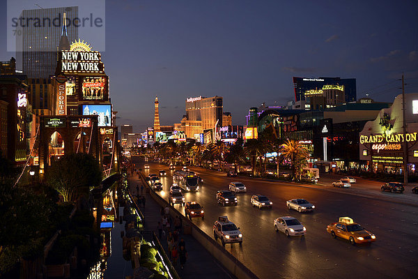 Vereinigte Staaten von Amerika USA Paris Hauptstadt Nacht Nevada Las Vegas Luxushotel The Strip