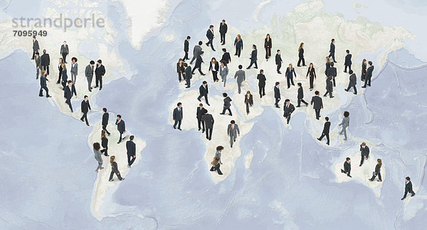 Große Gruppe von Führungskräften zu Fuß auf der Weltkarte
