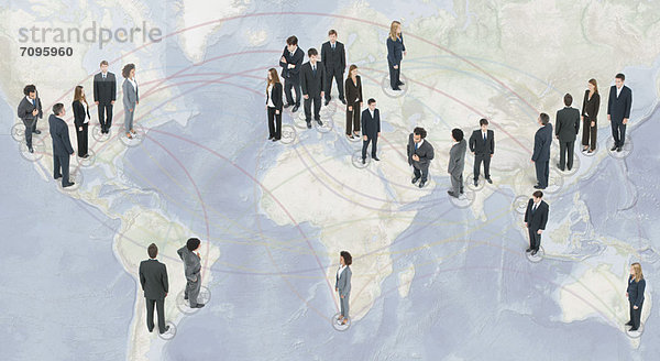Große Gruppe von Geschäftsleuten steht auf der Weltkarte