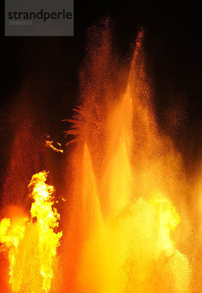 Nachtaufnahme  Show  künstlicher Vulkanausbruch vor Luxushotel  Casino  The Mirage  Las Vegas  Nevada  Vereinigte Staaten von Amerika  USA  ÖffentlicherGrund
