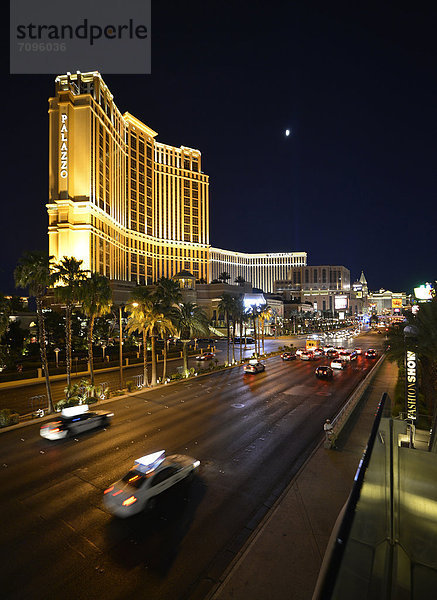 Nachtaufnahme Luxushotel  Casino  Palazzo  The Strip  Las Vegas  Nevada  Vereinigte Staaten von Amerika  USA  ÖffentlicherGrund