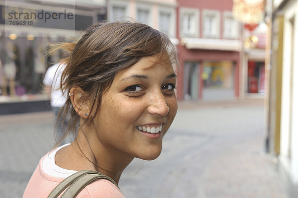 Eine junge Frau indonesischer Abstammung macht einen Stadtbummel  Konstanz  Baden-Württemberg  Deutschland  Europa  ÖffentlicherGrund
