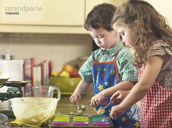 Kinder beim gemeinsamen Backen in der Küche