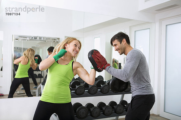 Boxerübungen mit Trainer im Fitnessstudio