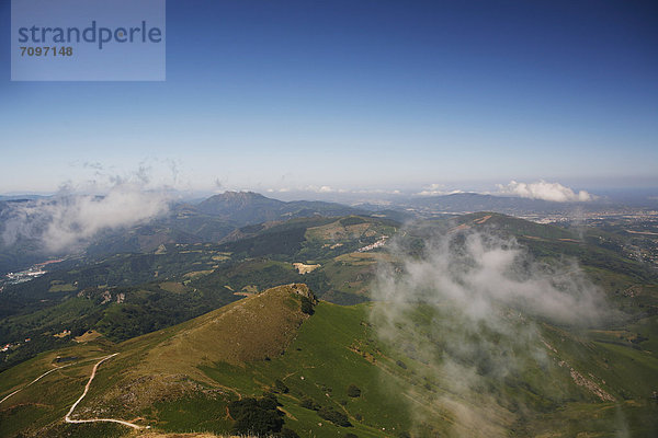 Landschaft am Berg La Rhune  905m  Baskenland  Pyrenäen  Region Aquitanien  DÈpartement PyrÈnÈes-Atlantiques  Frankreich  Europa