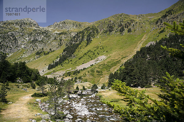 Landschaft in den Pyrenäen  französische Pyrenäen  Nationalpark bei ArgelËs-Gazost  Region Midi-PyrÈnÈes  DÈpartement Hautes-PyrÈnÈes  Frankreich  Europa