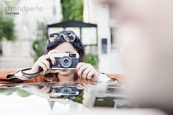 Frau fotografiert auf der Stadtstraße