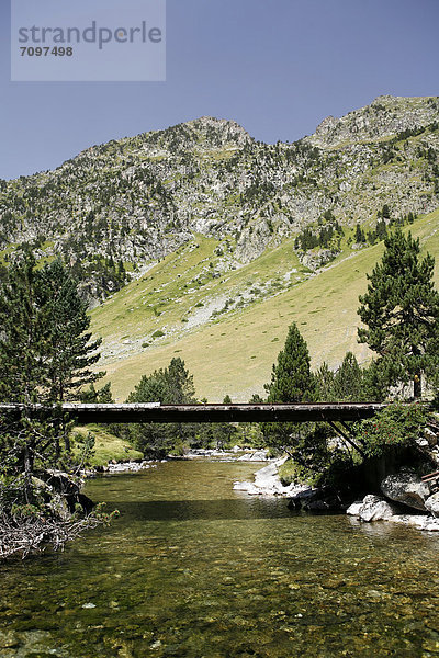 Brücke über Wildbach  Landschaft in den Pyrenäen  französische Pyrenäen  Nationalpark bei ArgelËs-Gazost  Region Midi-PyrÈnÈes  DÈpartement Hautes-PyrÈnÈes  Frankreich  Europa