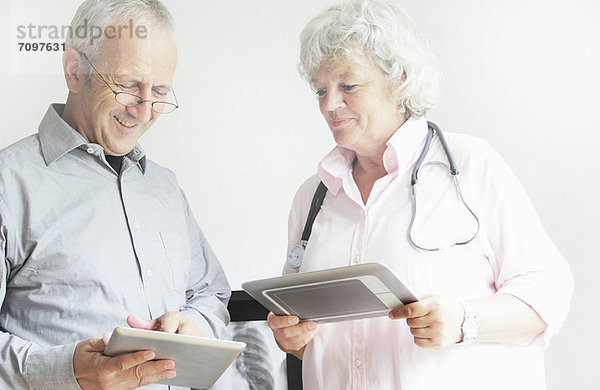 Ärzte mit Tablet-Computern