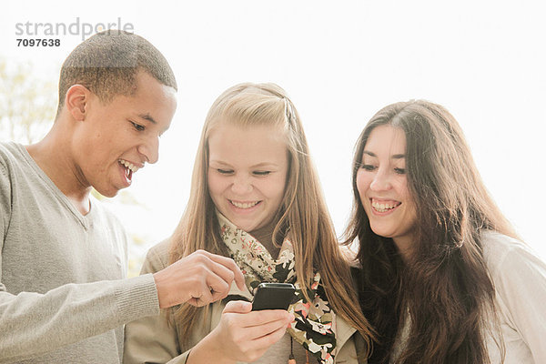 Teenager  die gemeinsam mit dem Handy telefonieren