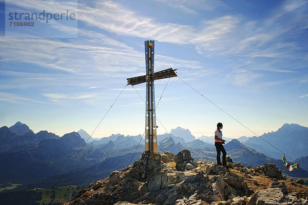 Frau auf dem Gipfel des Sassongher  Dolomiten  Südtirol  Italien