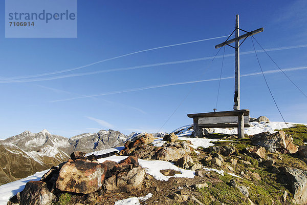 Berglandschaft mit Gipfelkreuz im Naturpark Rieserferner Ahrn  Südtirol  Italien