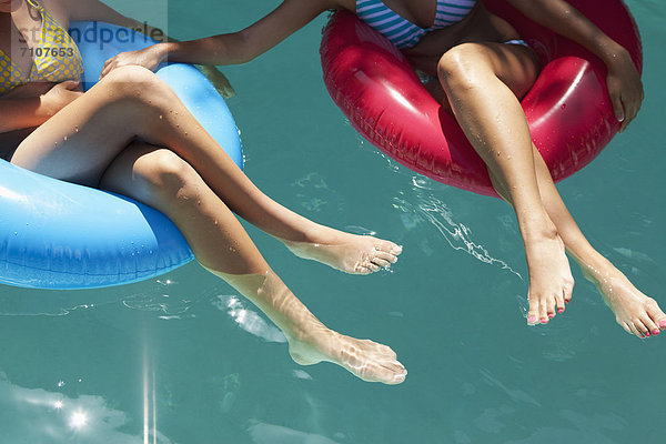 sitzend aufblasen Schwimmbad Mädchen