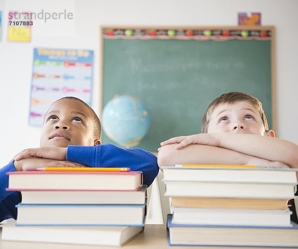 Stapel  angelehnt  Buch  Klassenzimmer  Student