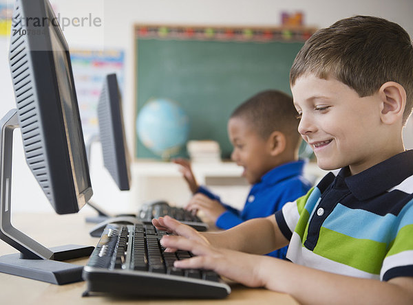 benutzen  Computer  Klassenzimmer  Student