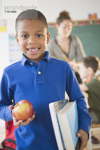 Junge - Person  halten  amerikanisch  Klassenzimmer  Apfel