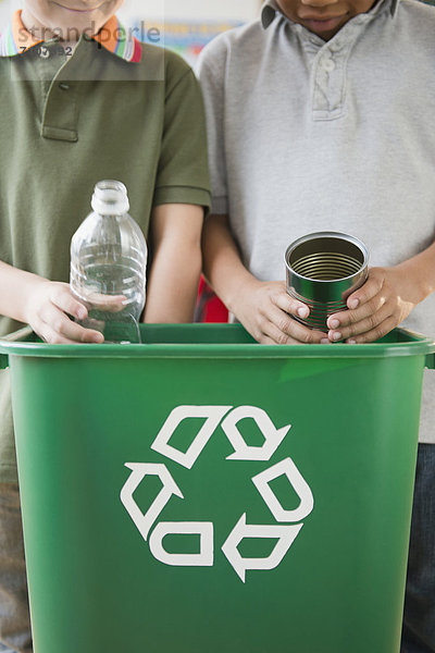 Zusammenhalt  Junge - Person  Recycling