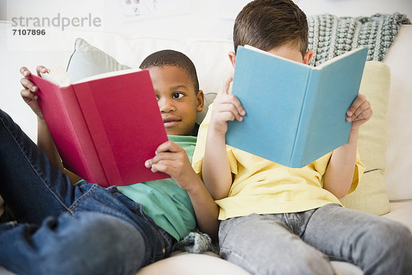 Zusammenhalt  Buch  Junge - Person  vorlesen