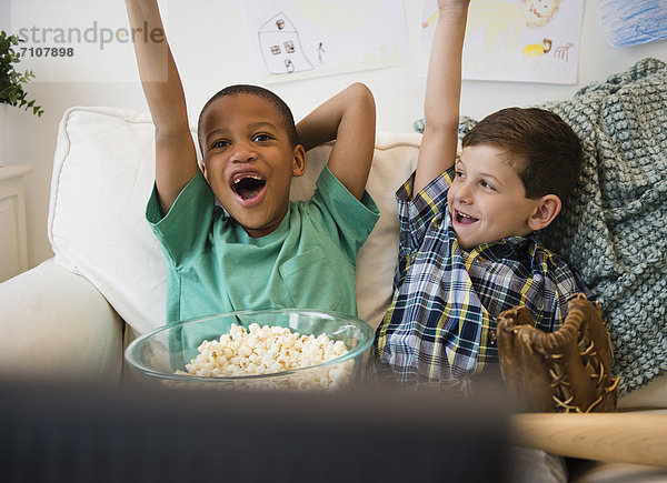 Junge - Person jubeln essen essend isst Popcorn