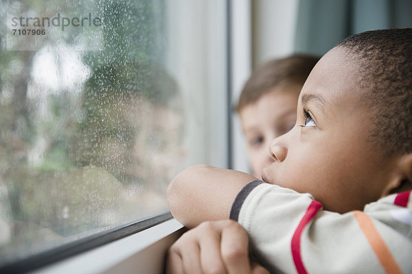 Zusammenhalt  Fenster  Junge - Person  hinaussehen