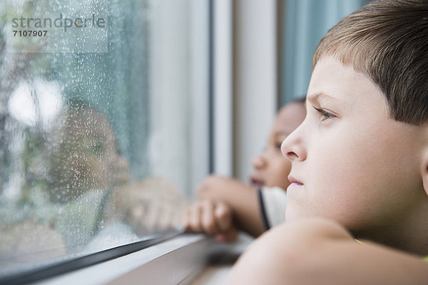 Zusammenhalt  Fenster  Junge - Person  hinaussehen