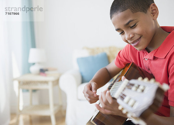 Junge - Person  Hispanier  Gitarre  spielen