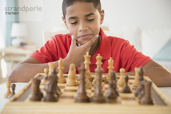 Junge - Person  Hispanier  Schach  spielen