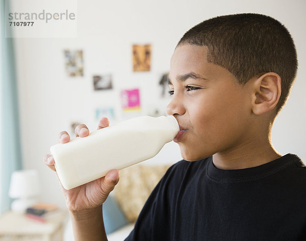 Junge - Person Hispanier trinken Milch