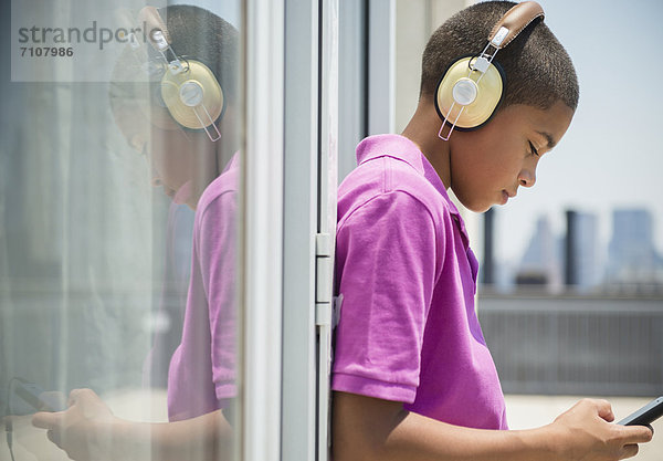 zuhören  Junge - Person  Kopfhörer  Hispanier  Musik