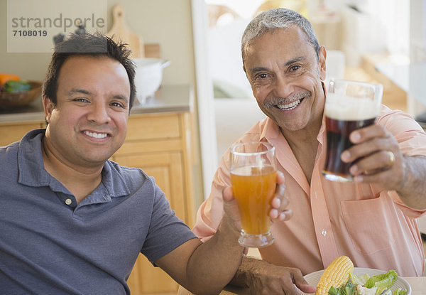 Menschlicher Vater  Sohn  Hispanier  trinken