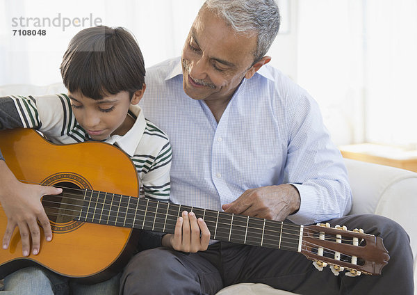 sehen  Hispanier  Enkelsohn  Großvater  Gitarre  spielen