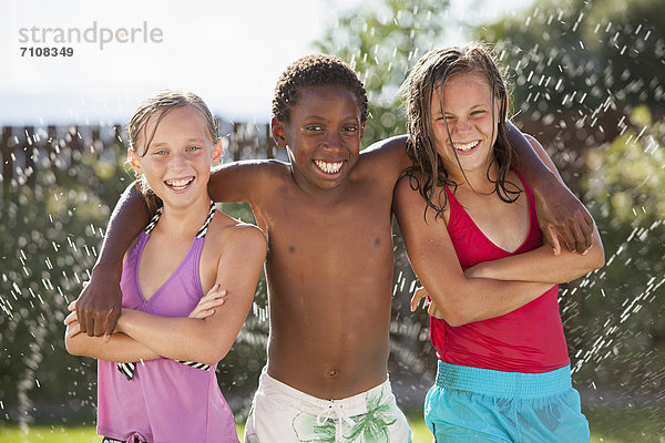 Freunde spielen im Wasser