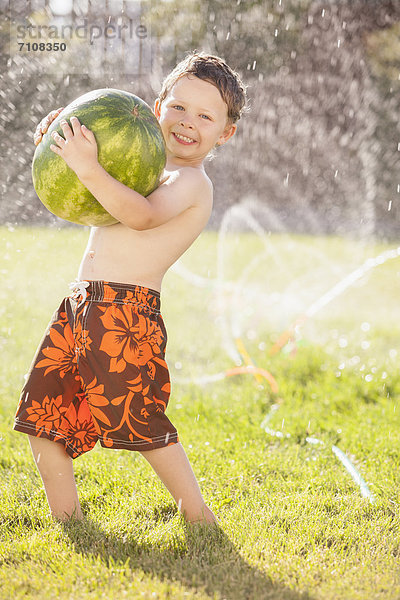 Europäer tragen Junge - Person Rasensprenger Wassermelone