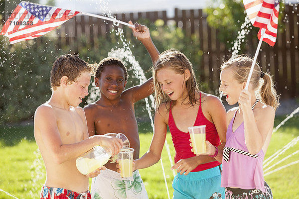 Europäer Freundschaft trinken 4 Juli Limonade