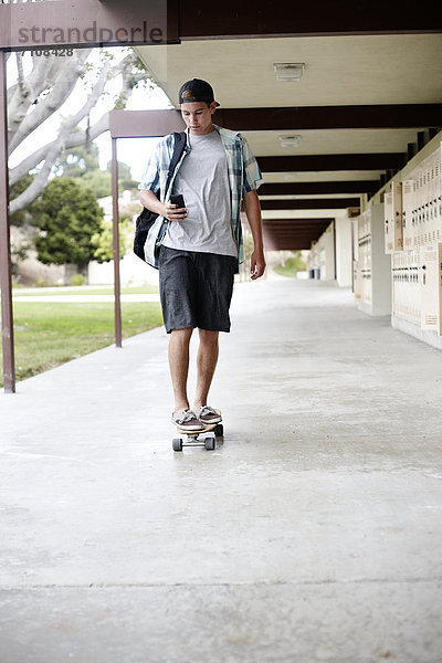 Jugendlicher  Europäer  fahren  Skateboard