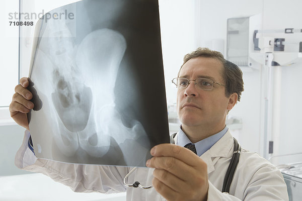 Europäer  sehen  Arzt  Röntgenbild